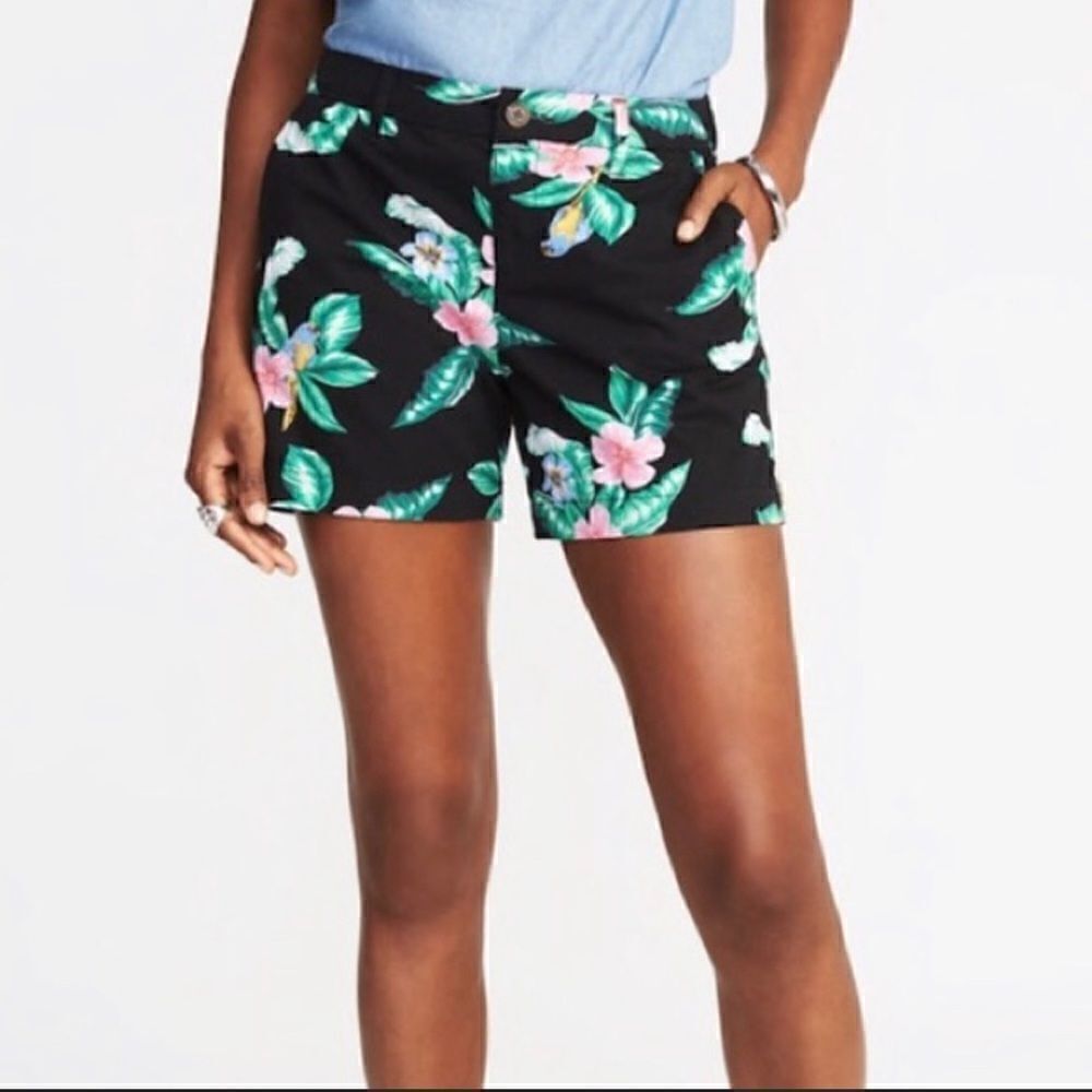 2/$20 Old Navy | Everyday Short Black Floral Tropical